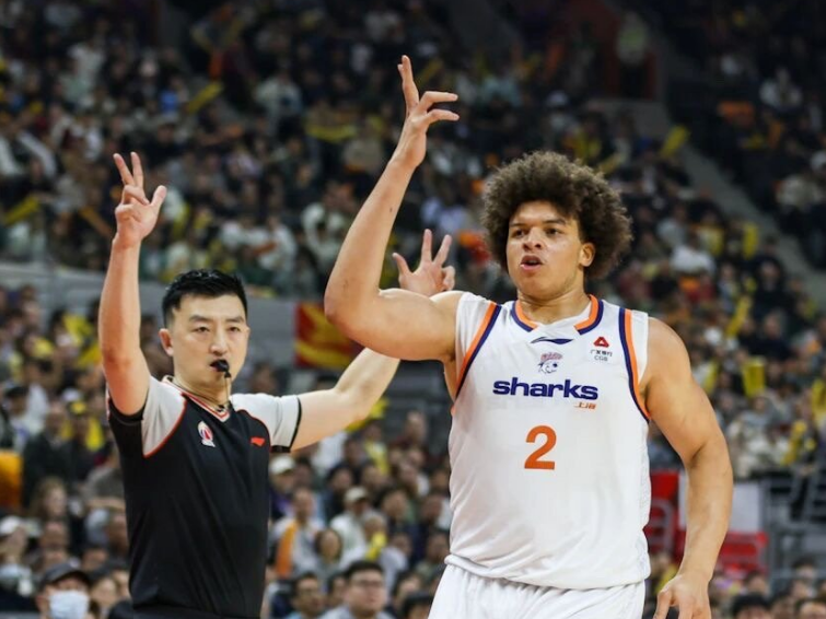 开云 体育-狂胜50分！上海送四川25连败 7人上双豪取6连胜巩固第一