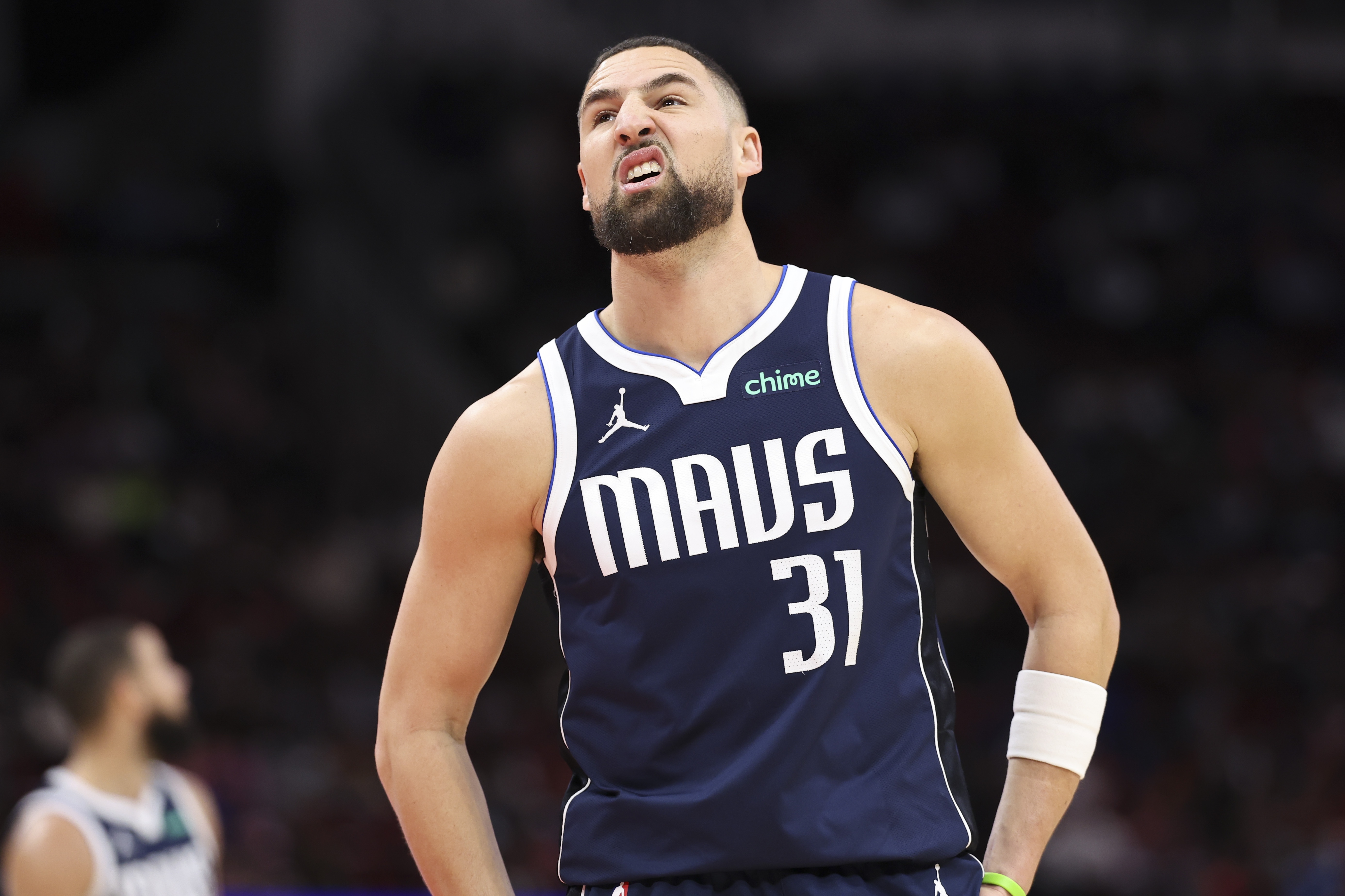 开云官方直播-尽力输出！克莱全场13投7中&amp;三分10中4 拿下18分1篮板2助攻